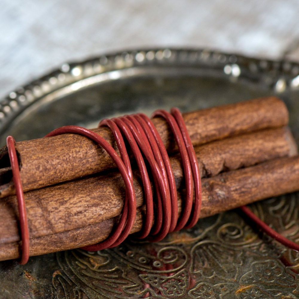 шнур кожаный, цвет приглушенный красный, диаметр 1.5 мм