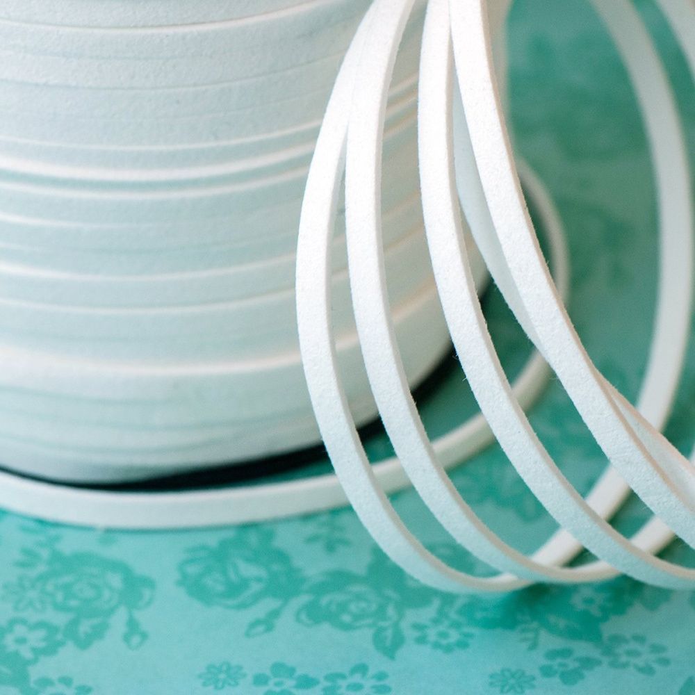 шнур из искусственной замши, белый, 5х1.5 мм