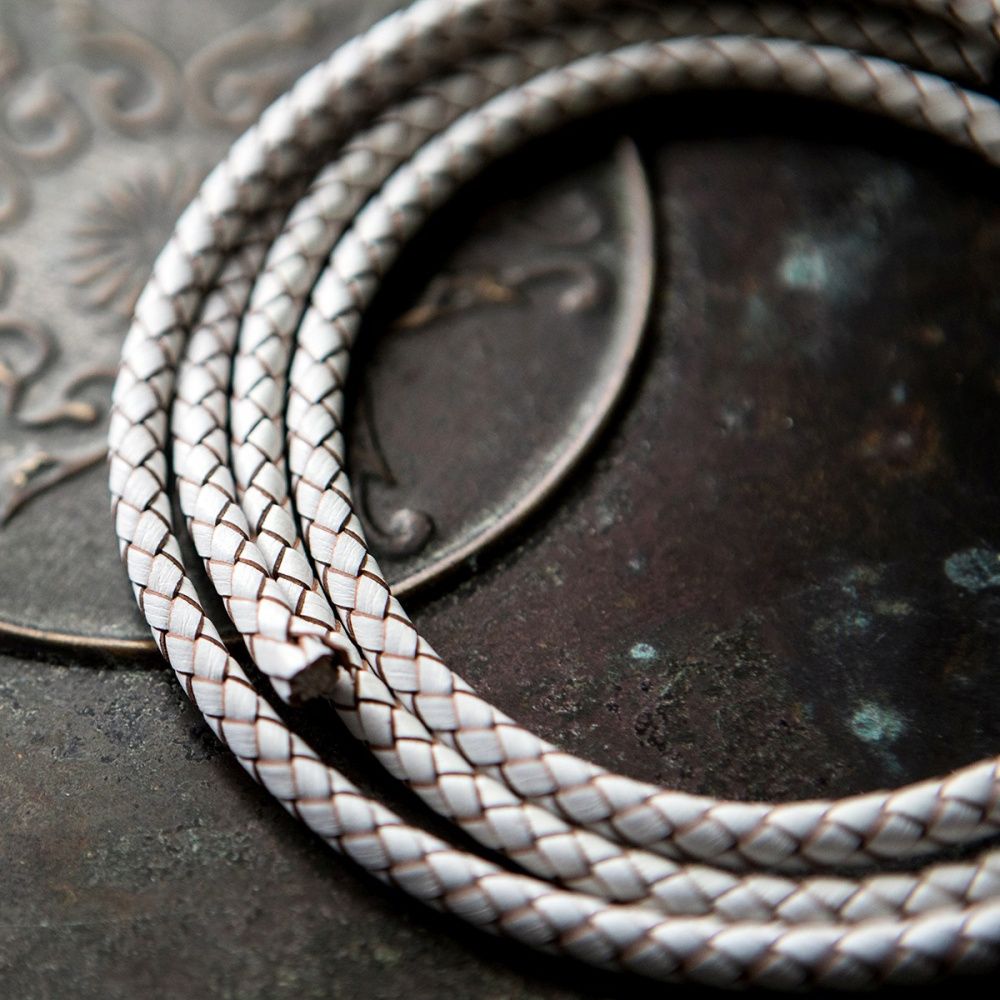 шнур кожаный круглый, плетеный, цвет белый, диаметр 5 мм