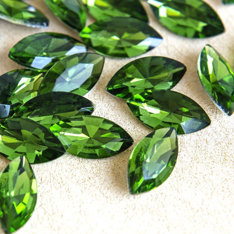 кабошон стекло кристалл, navette, цвет peridot, 18х9 мм