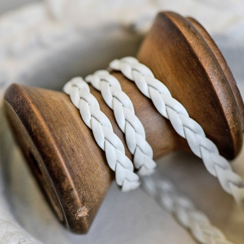 шнур-косичка из искусственной кожи, цвет белый, 5х2 мм