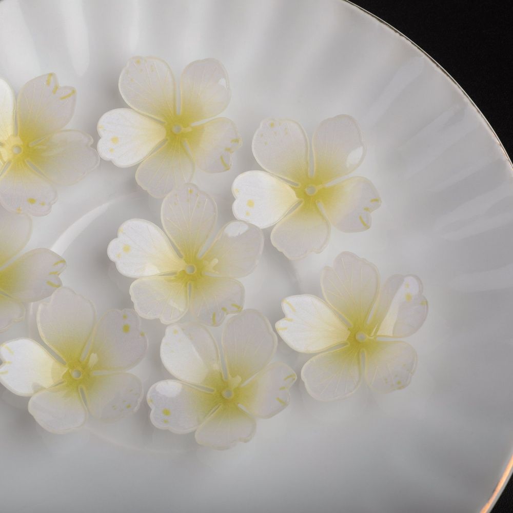 бусина, акрил "цветок", цвет сливочный/светло-желтый, 28x28x8-10 мм