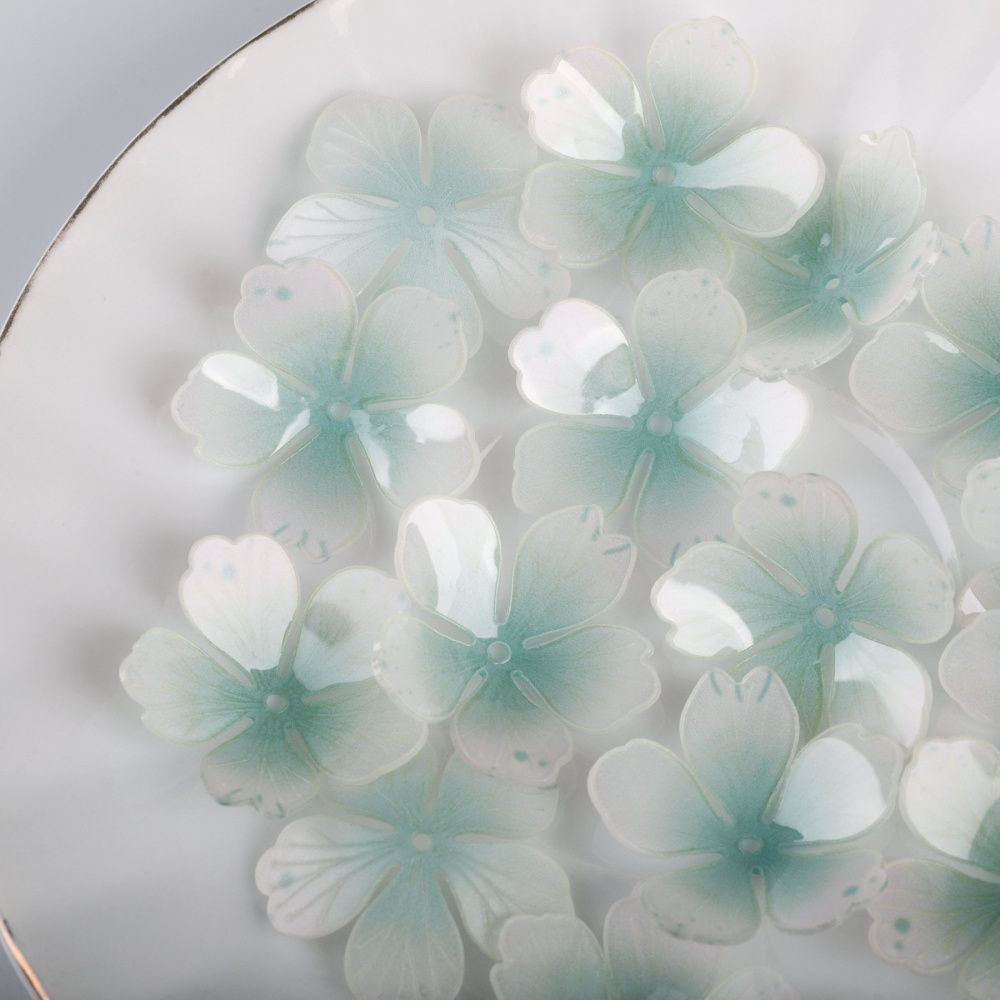 бусина, акрил "цветок сливы", цвет белый/бирюзовый, 28x28x8-10 мм