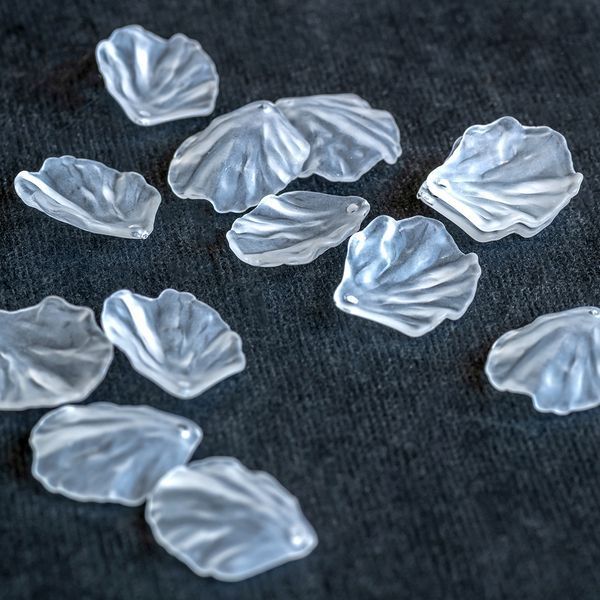 подвеска акриловая "лепесток", цвет белый прозрачный, 16.5x15x1.5 мм