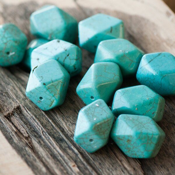 бусина говлит (хаулит) "бочонок", граненая, цвет античный голубой, 18х16 мм