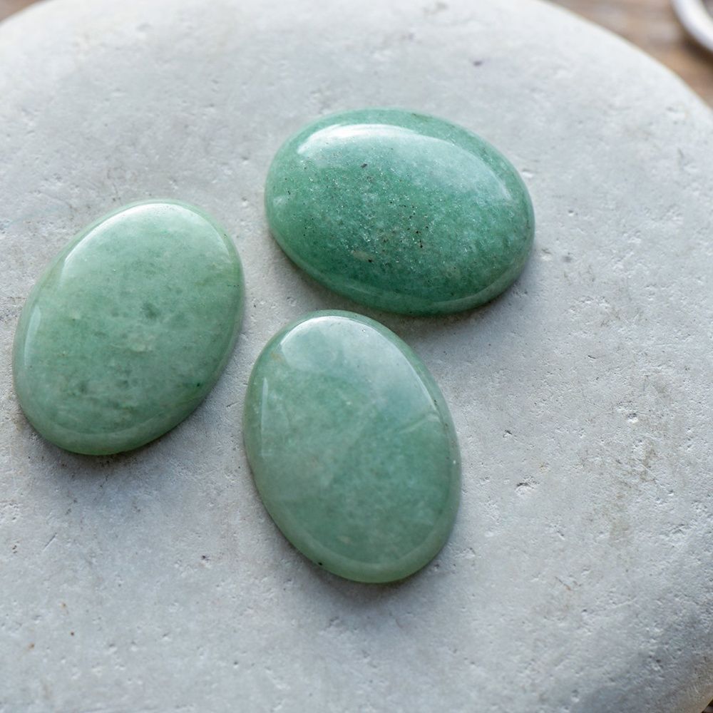 кабошон авантюрин овальный, цвет светло-зеленый, 25х18х7 мм