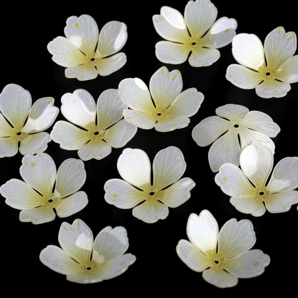 бусина, акрил "цветок", цвет сливочный/светло-желтый, 28x28x8-10 мм