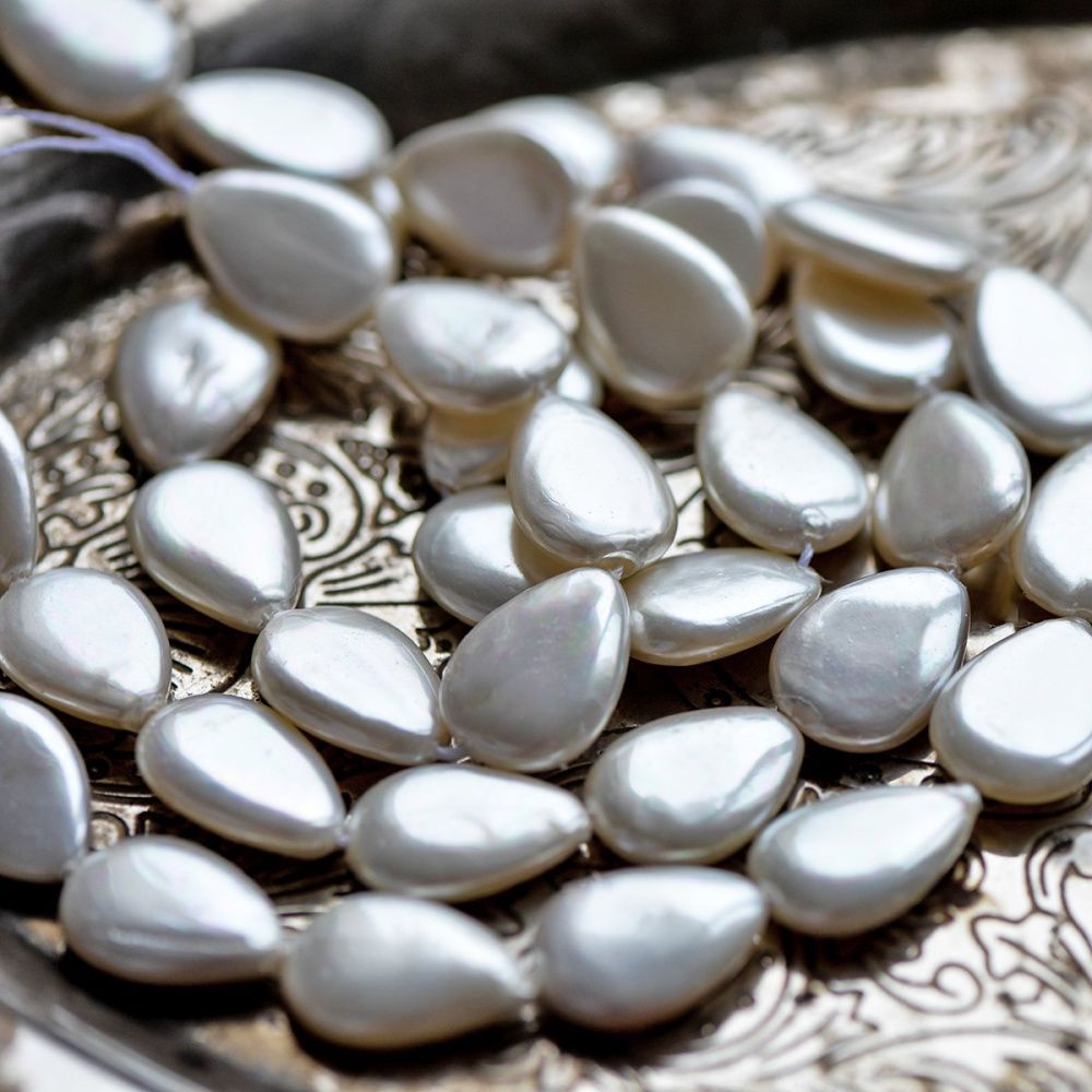 ракушечный жемчуг капля плоская, цвет сливочно-белый/радужный, 18x13x4 мм