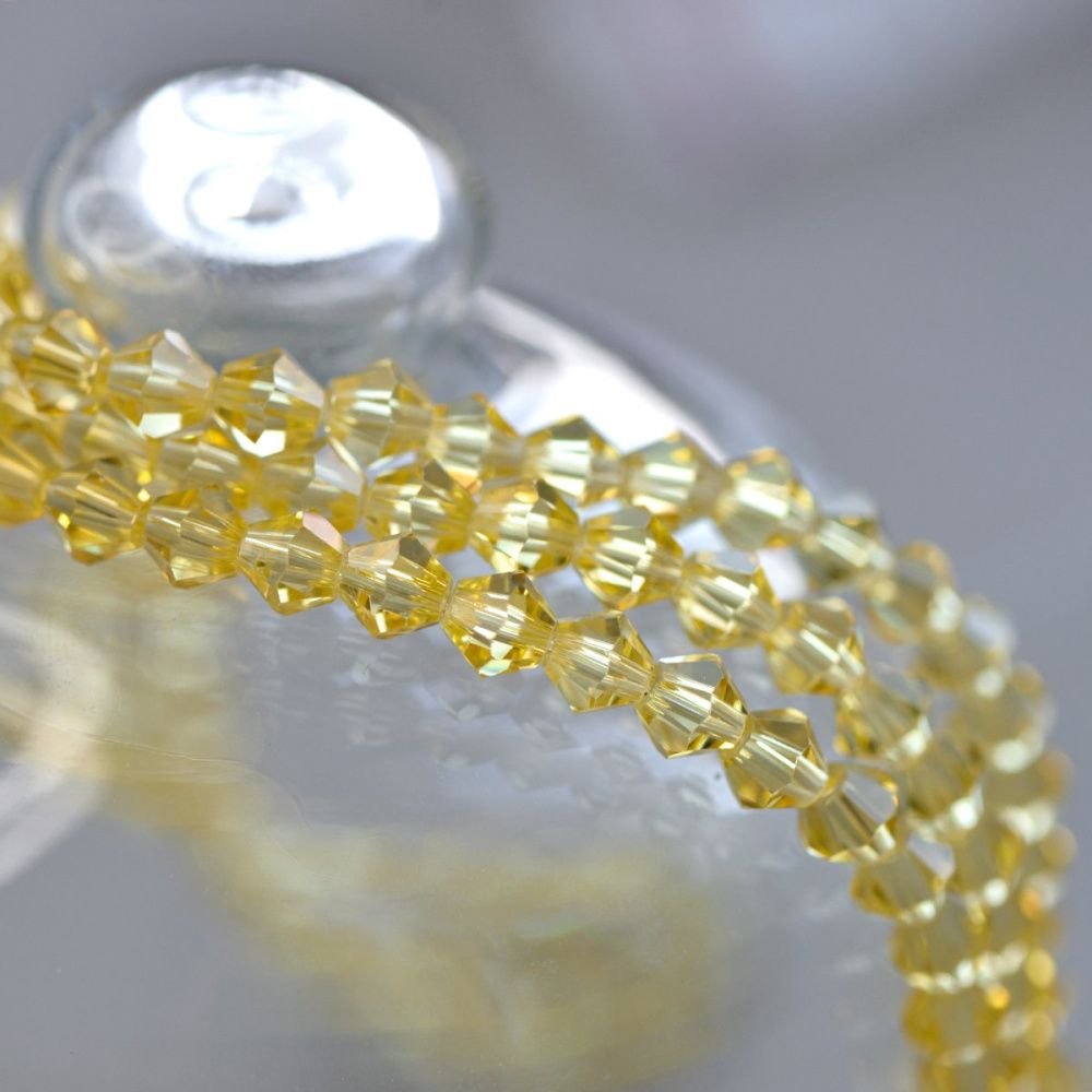 бусина, стекло биконус 6, цвет бледно-желтый, 6 мм