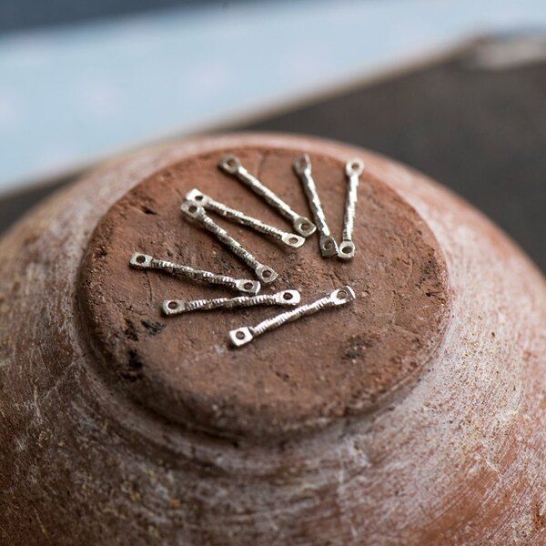 коннектор "стик", текстурир., цвет платина, 17x2x1.5 мм