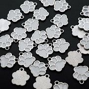 Подвеска металл "Собачья лапа", эмаль, цвет платина/белый, 17.5x16 мм