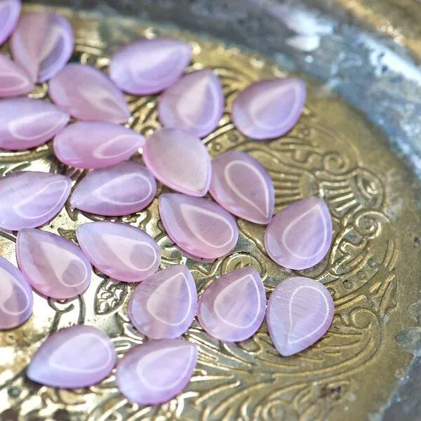 кабошон "кошачий глаз" капля, стекло, цвет розовый, 14x10x2.5 мм