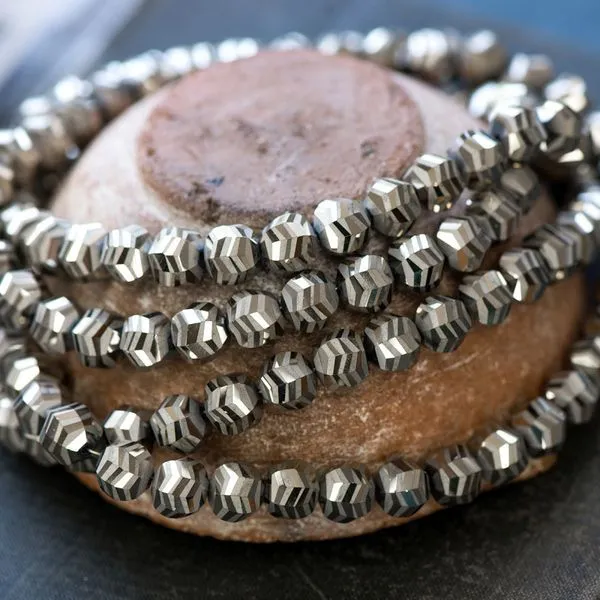 бусина "зигзаг", стекло, цвет золотистый металлик, 10x9x8.5 мм