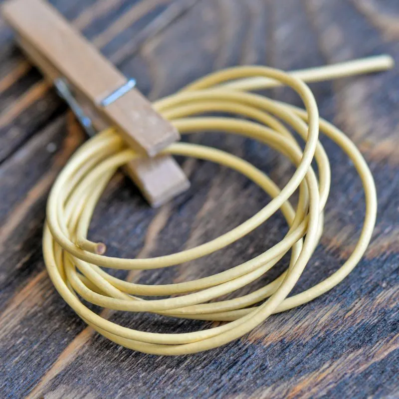 шнур кожаный, цвет сливочно-желтый, диаметр 1.5 мм