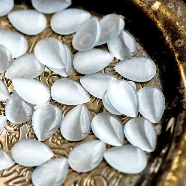 кабошон "кошачий глаз" капля, стекло, цвет белый, 14x10x2.5 мм