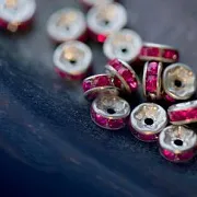 Разделитель с горным хрусталем, цвет малиново-красный, 6х3 мм (уп 10 шт)